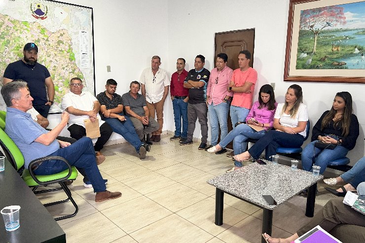 O deputado estadual Roberto Hashioka (União Brasil) se reuniu com o prefeito de Bandeirantes, Celso Abrantes (PSD), o vice-prefeito Marinho Serpa (PL), secretários e alguns vereadores.
