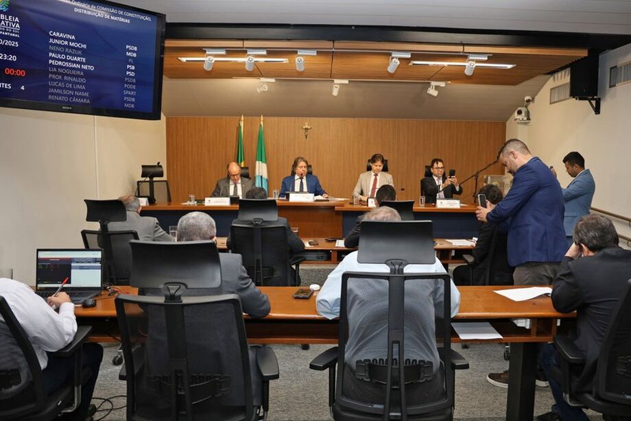 CCJR aprova ajuste sobre remuneração e benefícios do MPMS e resoluções de honrarias   Veja mais no site da ALEMS