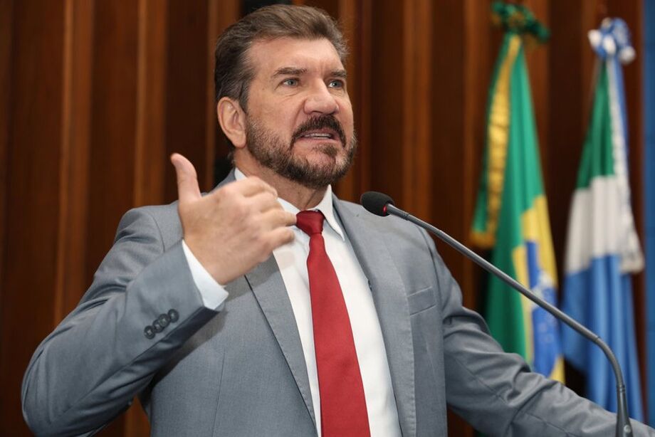 Segundo o deputado, quase 100 pessoas estavam em leitos improvisados na segunda-feira