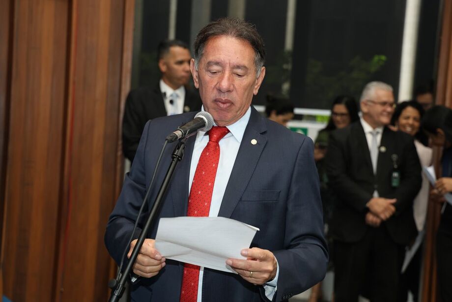 Deputado Gerson Claro, autor da proposta, durante a sessão plenária desta quarta-feira