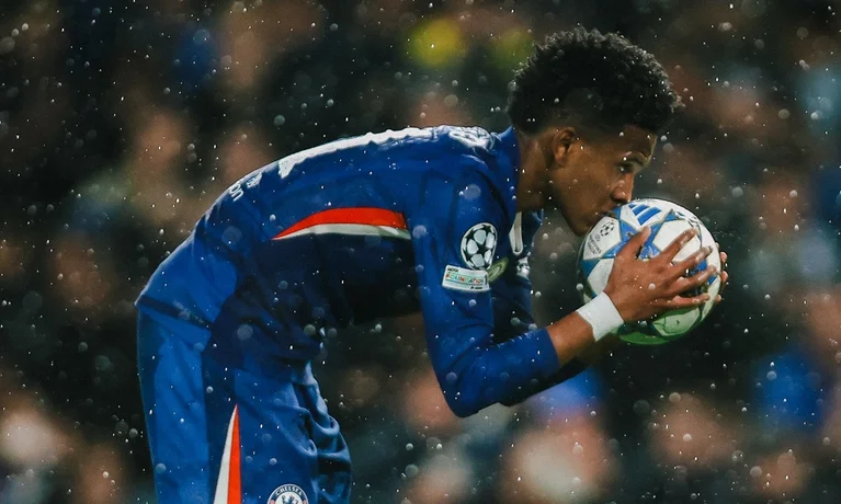 Estêvão marca no 'show' do Chelsea