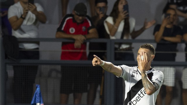 Vegetti marca dois, Vasco vence Bragantino por 3 a 0 e segue embalado no Brasileirão.
