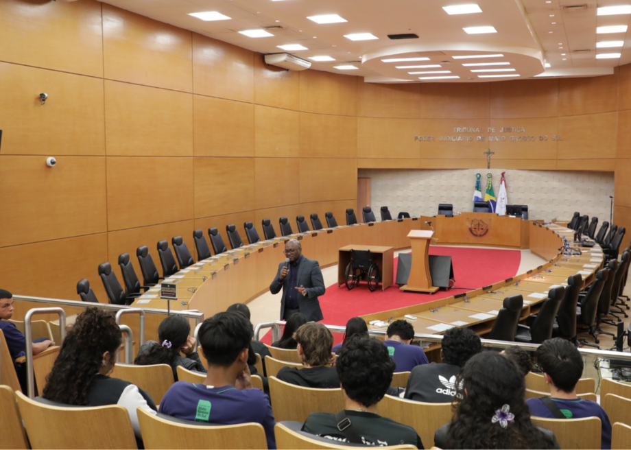Alunos do 3º ano da Escola Clarinda Mendes durante visita técnica ao Tribunal de Justiça de MS