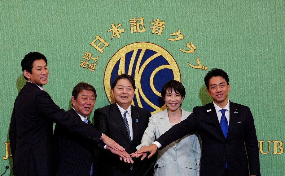 Discípula de Abe e jovem reformista disputam liderança do LDP e do Governo do Japão Há cinco candidatos ao lugar do líder do LDP e primeiro-ministro japonês, Shigeru Ishiba; Takaichi e Koizumi (à direita) partem em vantagem