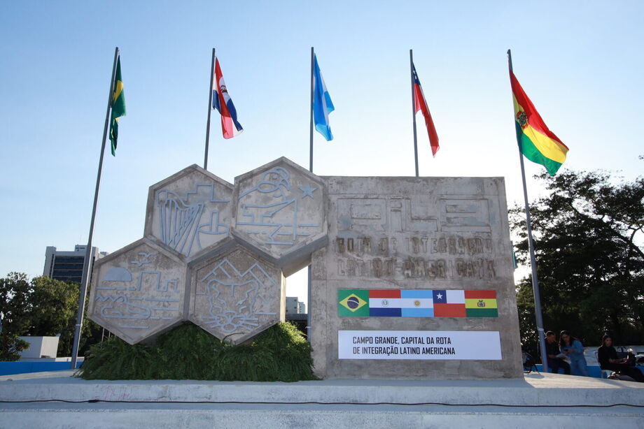 Monumento da Rota Bioceânica localizado na Praça do Rádio Clube, em Campo Grande.