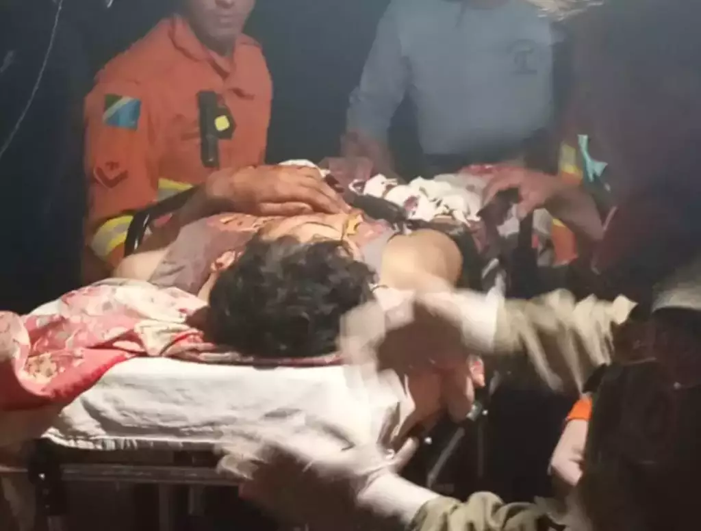 Flávio Ricardo é socorrido por equipe do Corpo de Bombeiros e levado de helicóptero após ser atacado por uma onça no Pantanal sul-mato-grossense.
