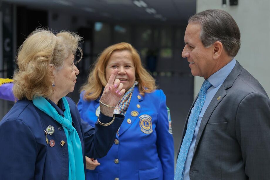 Integrantes do Lions Clube conversam com o deputado Coronel David durante evento que marca a sanção da lei que institui o Dia Estadual do Leonismo em Mato Grosso do Sul.