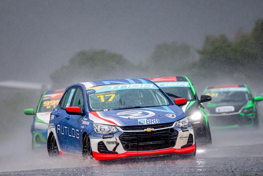 Carro de Victor Manzini na chuva