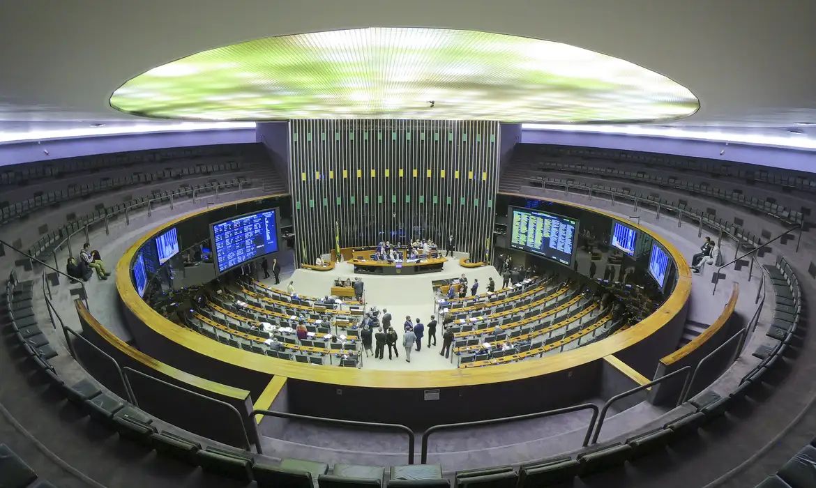 Câmara aprova projetos para integrar fiscalização e endurecer punições contra crime organizado.