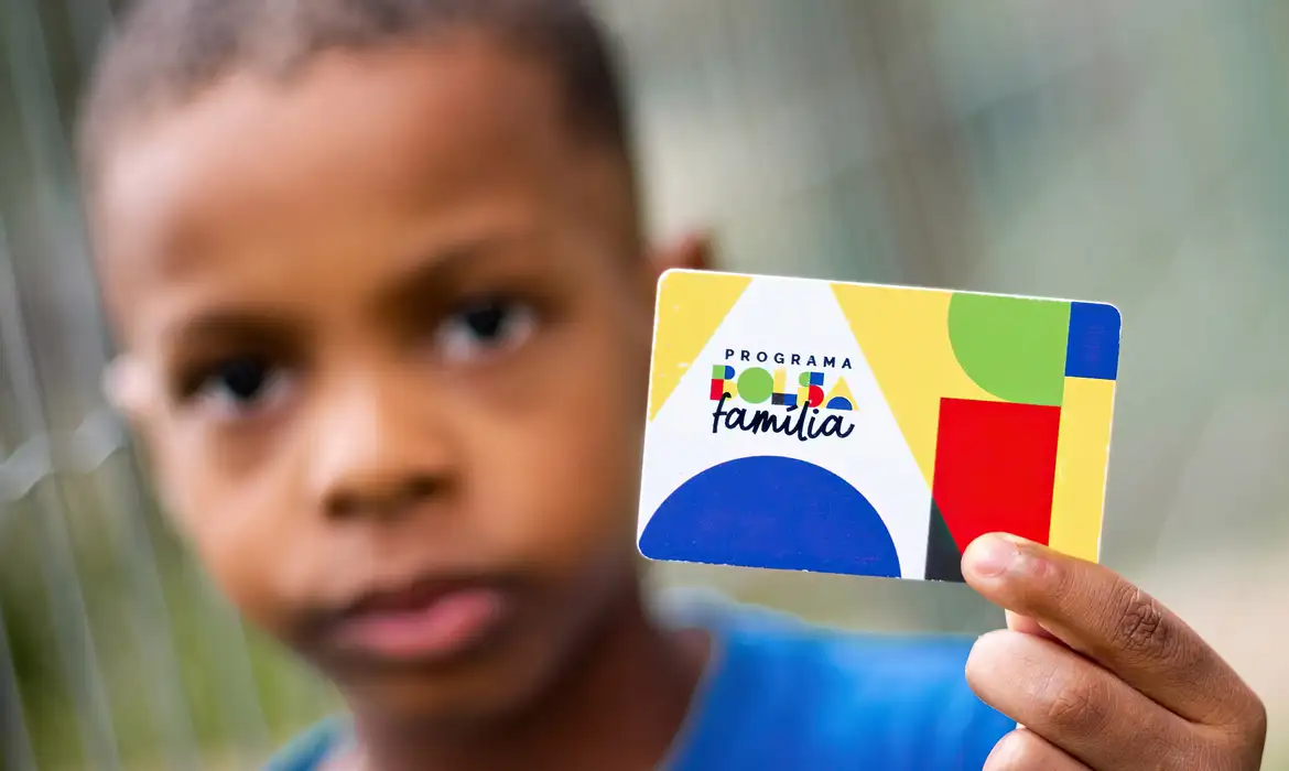 Caixa paga nesta terça (21) a parcela de outubro do Bolsa Família para beneficiários com NIS final 2. Valor médio é de R$ 683,42.