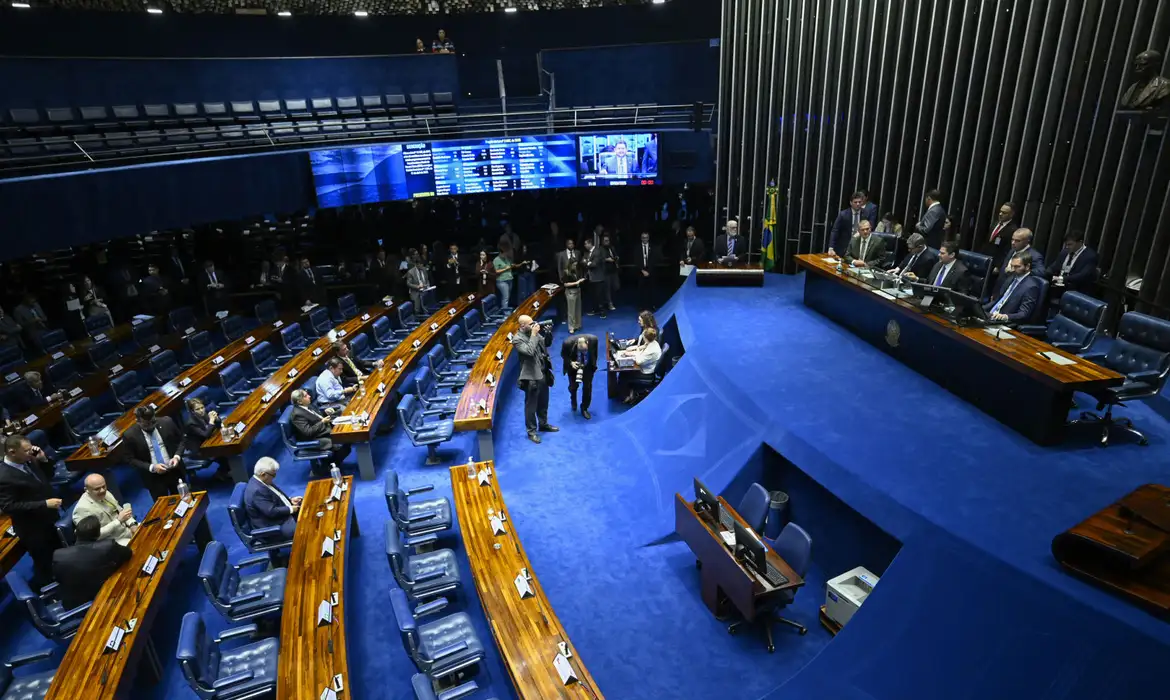Senado aprova projeto que incentiva diagnóstico de autismo em adultos e idosos e cria cargos no STF; texto segue para sanção.