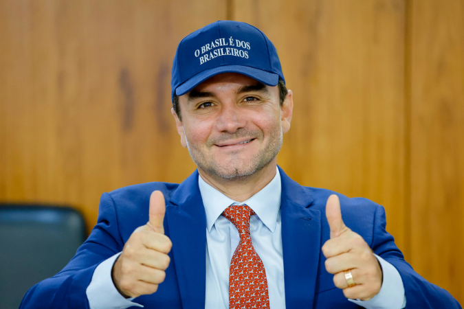 O parlamentar, que ocupa o cargo de ministro do Turismo no governo Lula, não atendeu ao prazo estabelecido pelo partido para deixar o Executivo