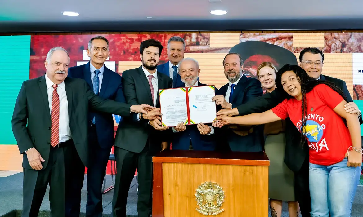 Conta de luz gratuita para famílias de baixa renda é sancionada como lei.