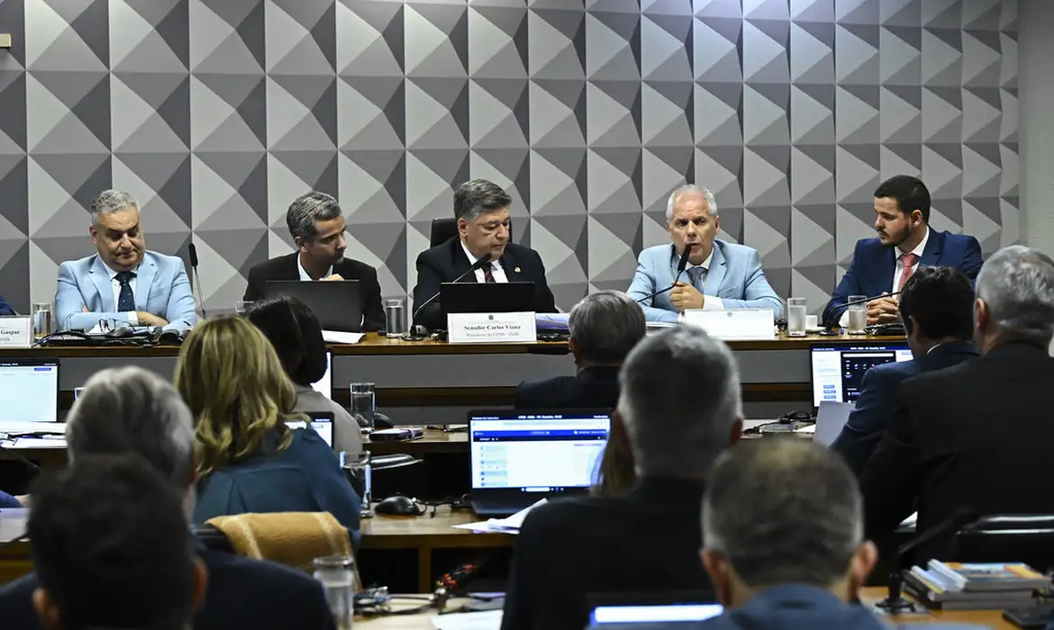 O ex-presidente do INSS Alessandro Stefanutto se negou a responder as perguntas do relator da Comissão Parlamentar Mista de Inquérito (CPMI) que analisa os desvios em descontos de aposentados e pensionistas