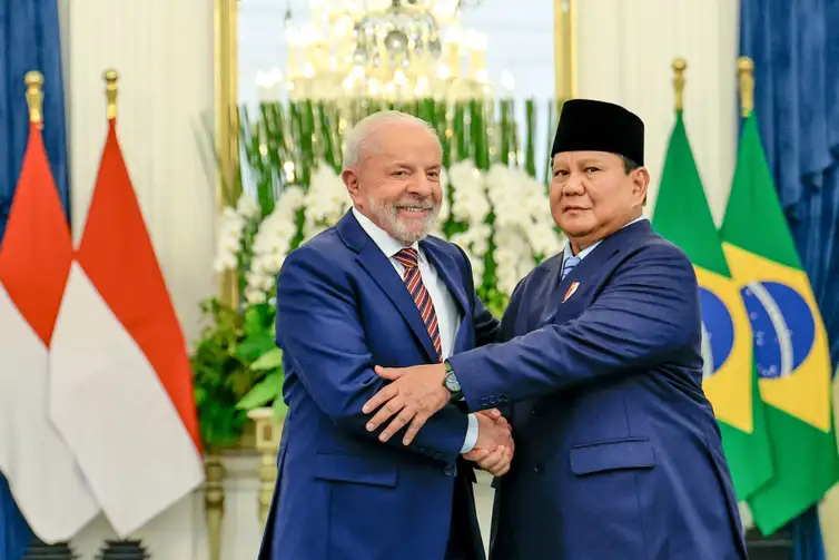 Presidente Luiz Inácio Lula da Silva cumprimenta o presidente daIndonésia, Prabowo Subianto, durante visita ao país