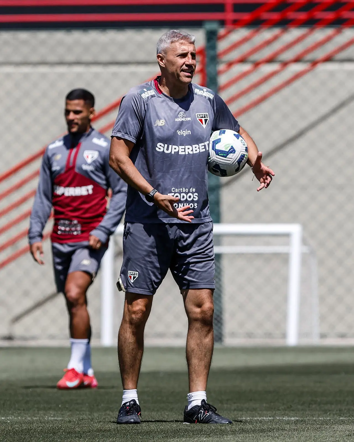 Sem centroavantes à disposição, São Paulo aposta em Tapia e Luciano para tentar reação no Brasileirão diante do Bahia, neste sábado, no MorumBis.