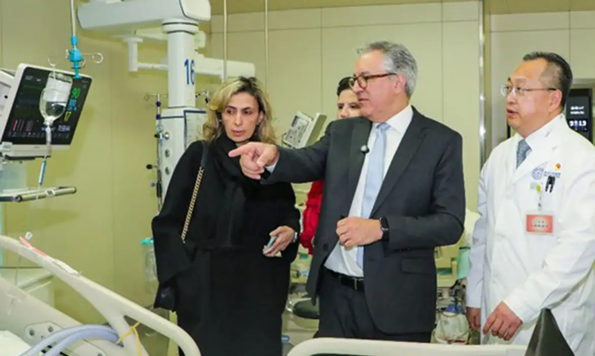 Padilha visita hospital inteligente na China e prevê modelo semelhante no SUS a partir de 2027, com 800 leitos em São Paulo.