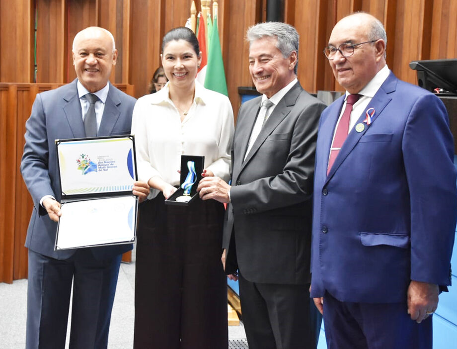 Adriana Sato representou Sérgio Longen na solenidade que reconheceu contribuições às comunidades culturais de MS