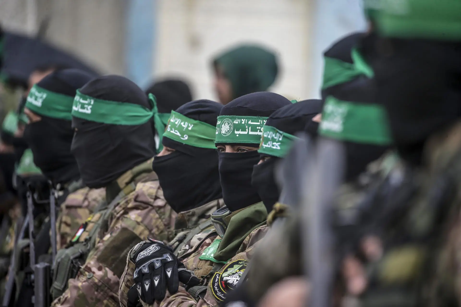 Terroristas das Brigadas Izz ad-Din al-Qassam do Hamas durante entrega de reféns em fevereiro