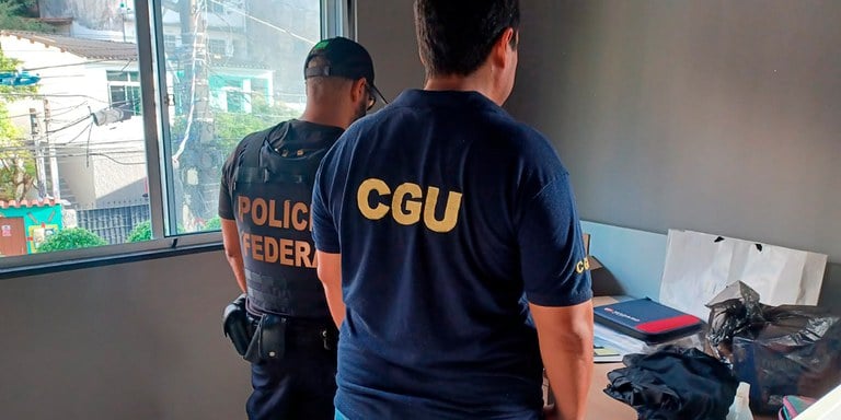 Agentes da PF e da CGU.