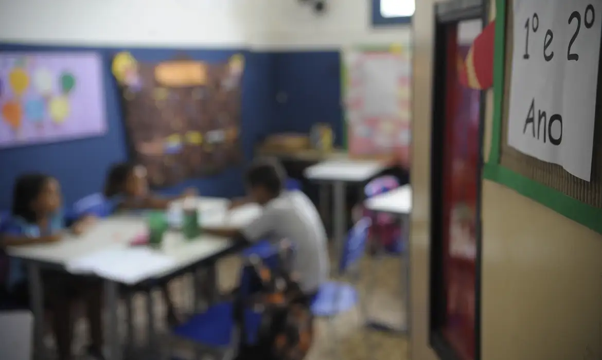 Especialista diz que Brasil precisa romper com a naturalização da desigualdade para garantir equidade na educação.