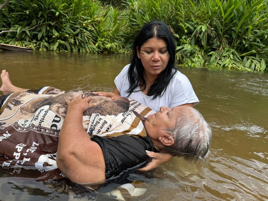 Curta une idosa cadeirante e jovem indígena em história sensível de poesia e resistência, filmada em Campo Grande.