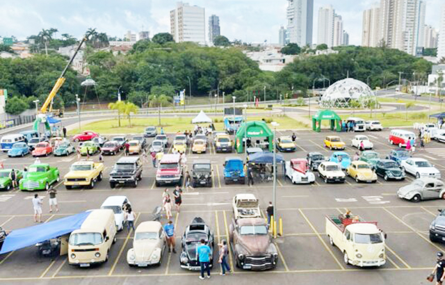 Evento Acelere a Solidariedade reúne veículos antigos e educação social no Comper Itanhangá