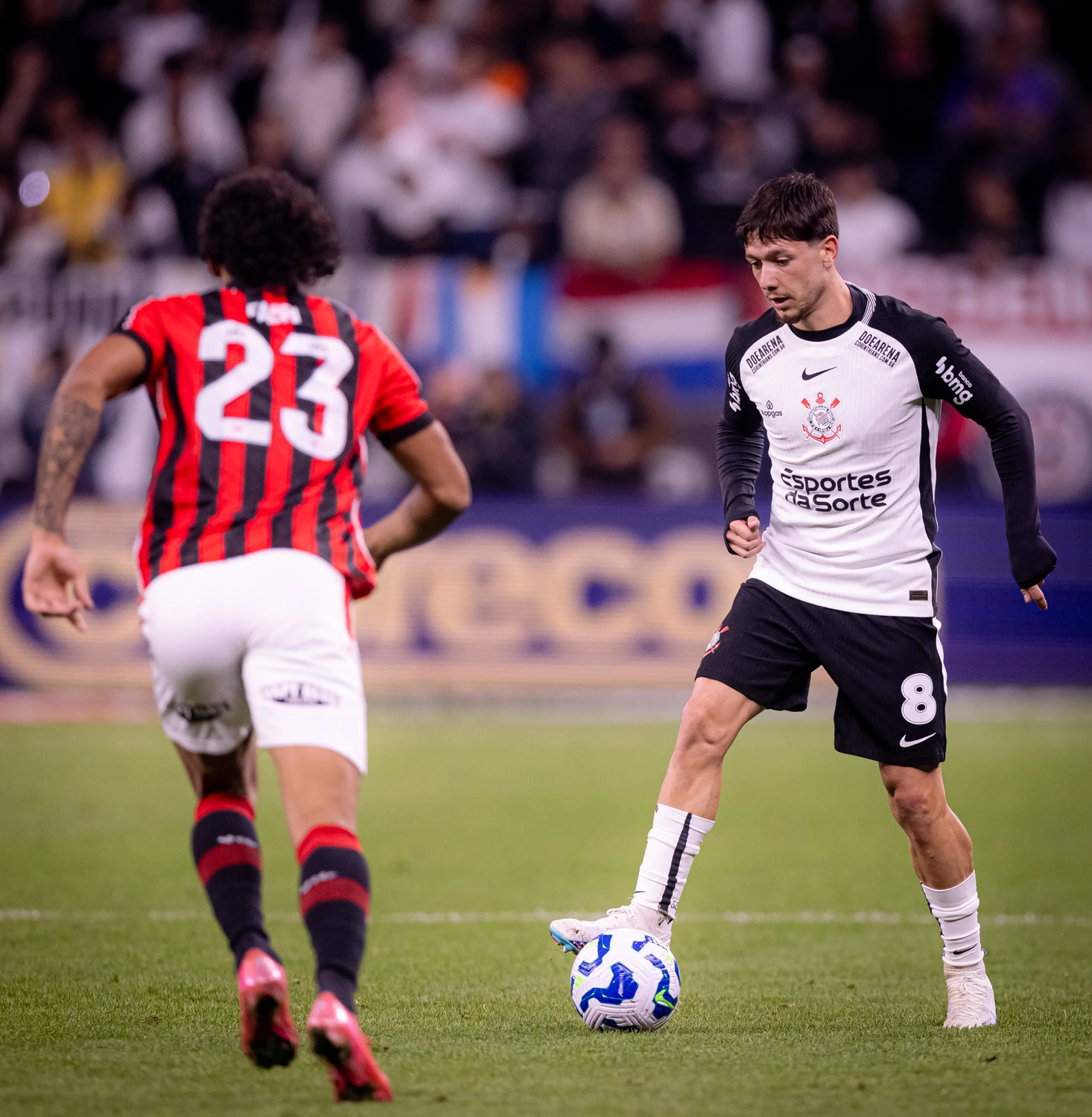 Corinthians se prepara para enfrentar o Vitória no Barradão, pela 30ª rodada do Brasileirão; equipe tenta embalar após vitória sobre o Atlético-MG.