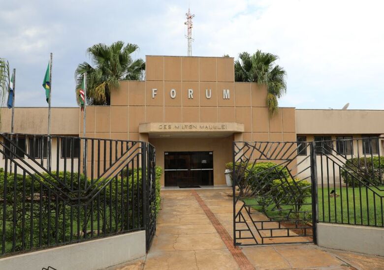 Fórum de Caarapó (MS), que abriga a 2ª Vara da comarca; unidade está com seleção aberta para vaga de assistente de gabinete.