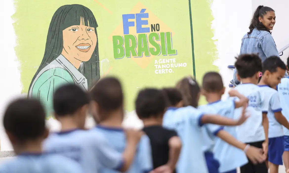 Novo PNE propõe investir 7,5% do PIB em educação e usar recursos do pré-sal para financiar metas até 2035.
