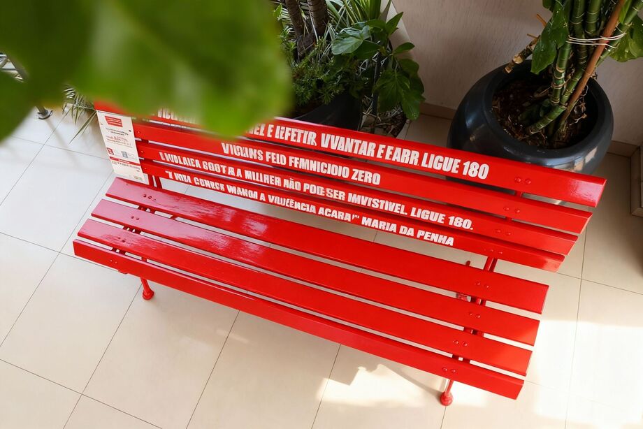 Banco Vermelho instalado em Campo Grande traz frases de impacto para chamar atenção sobre o feminicídio e incentivar a denúncia da violência.