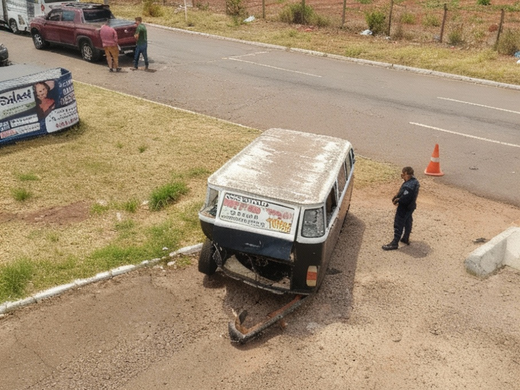 Colisão entre Fiat Toro e Kombi bloqueia Avenida Coronel Antonino em Campo Grande; ninguém ficou ferido.