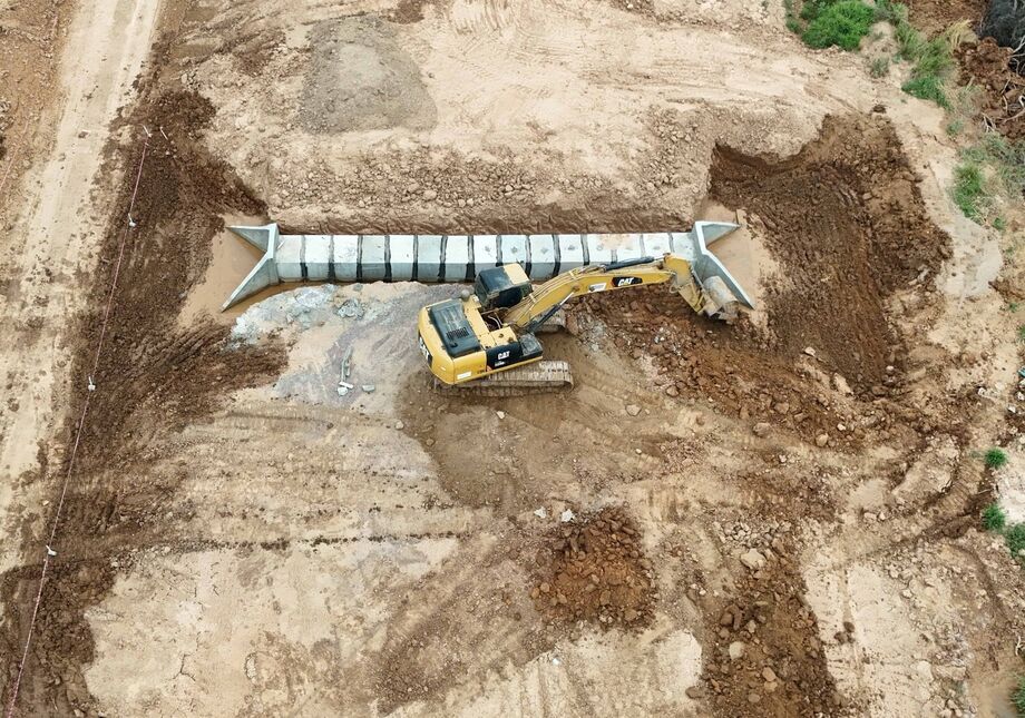 Estrutura de drenagem em instalação na Rota Bioceânica; obra integra corredor logístico internacional.