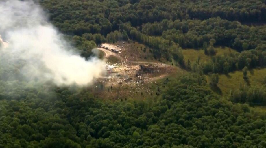 Imagem mostra fumaça e destroços após forte explosão atingir fábrica de explosivos militares no Tennessee.