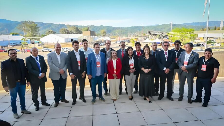 Prefeita Adriane Lopes com representantes de mais de 40 municípios da América do Sul durante encontro da Rota Bioceânica em Jujuy, Argentina.