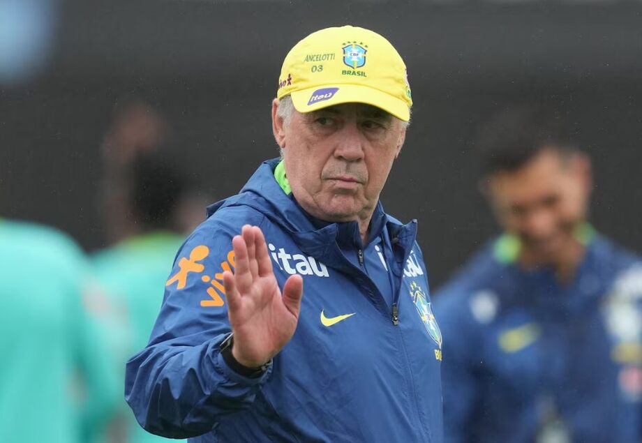 Técnico anunciou alterações no gol e base do time titular.