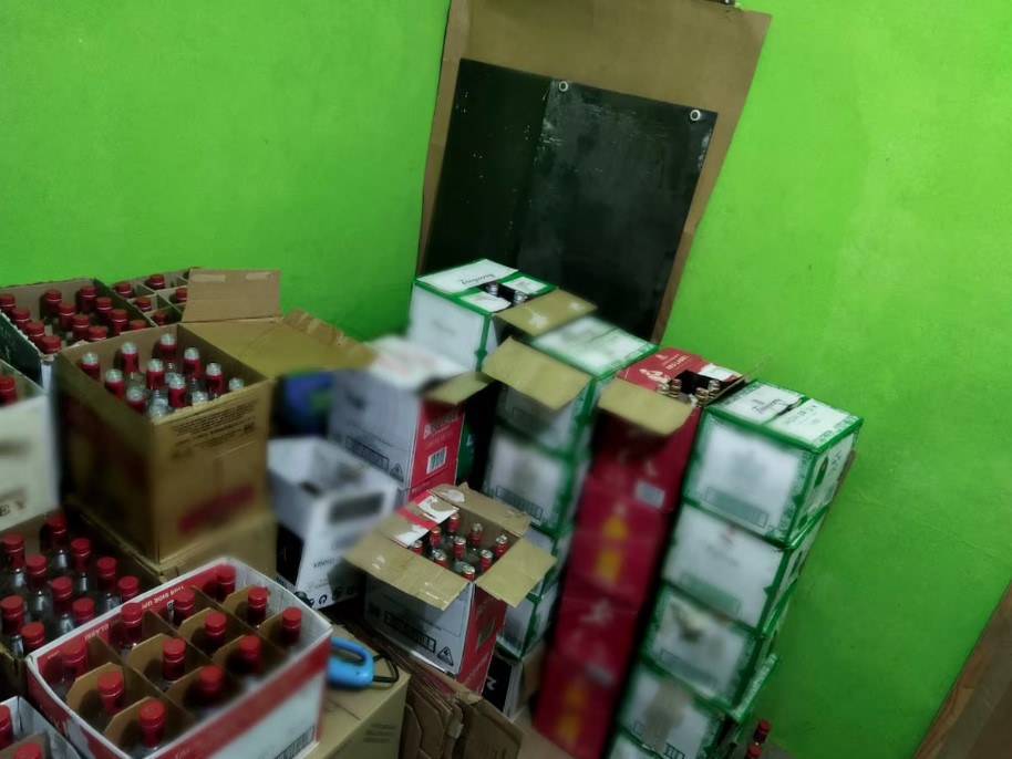 Polícia fecha fábrica que adulterava bebidas em São Bernardo do Campo.