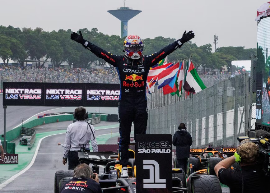 O piloto Mark Verstappen, da Red Bull Racing, comemora a vitória no GP Brasil de Fórmula 1, em 2025.