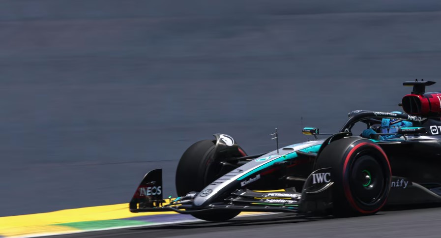 Russell guia sua Mercedes por Interlagos.