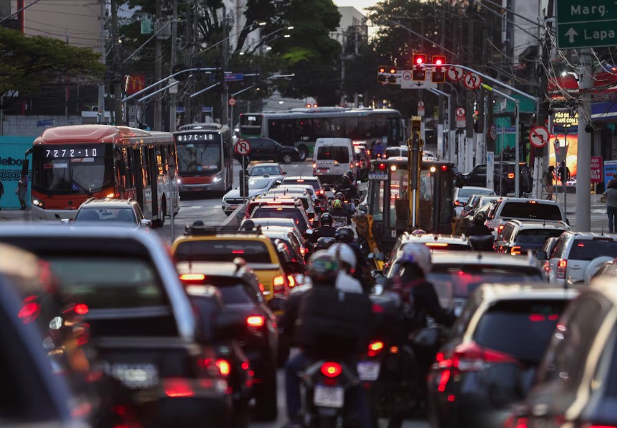 Segundo o IBGE, 1,638 milhão de pessoas tinham como trabalho principal a função de condutores de automóveis em 2024.