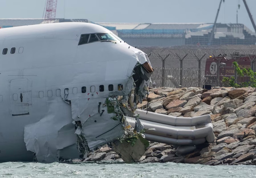 A Emirates, dona da aeronave, informou que o Boeing 737 estava alugado com tripulação à ACT Airlines, que operava o veículo no momento do acidente.