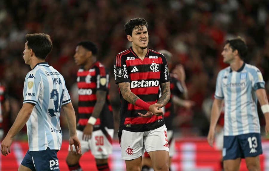 Pedro reclama de dor no braço após choque com jogador do Racing na semifinal da Libertadores.
