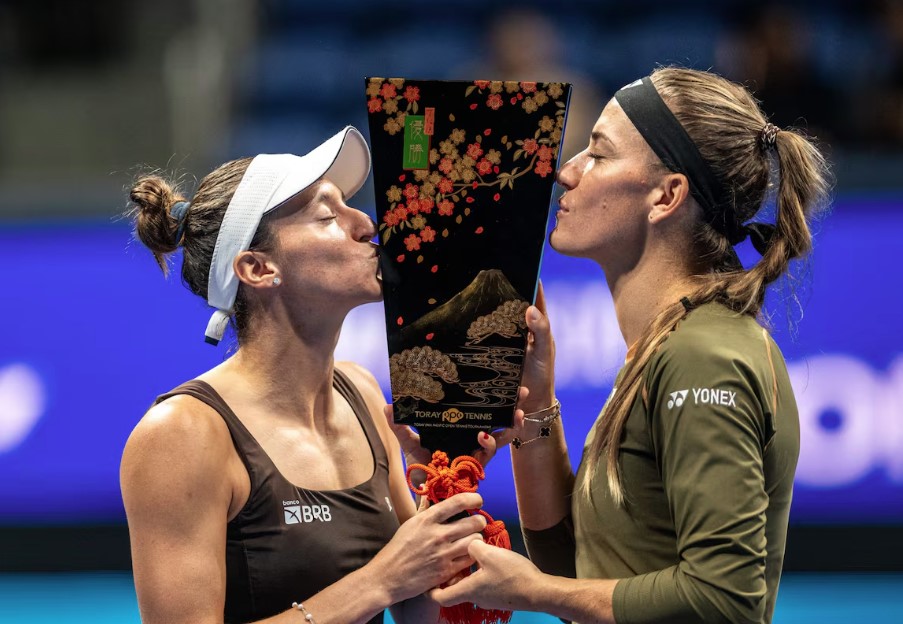 Luisa Stefani é campeã de duplas do WTA 500 de Tóquio ao lado de Timea Babos.