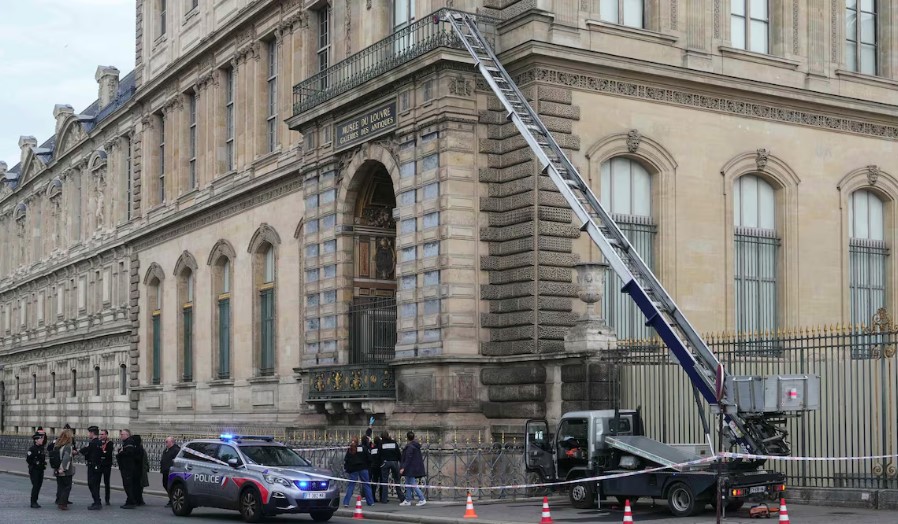 Policiais franceses ao lado de um elevador de carga usado por ladrões para entrar no Museu do Louvre, no Quai François Mitterrand, em Paris, em 19 de outubro de 2025.