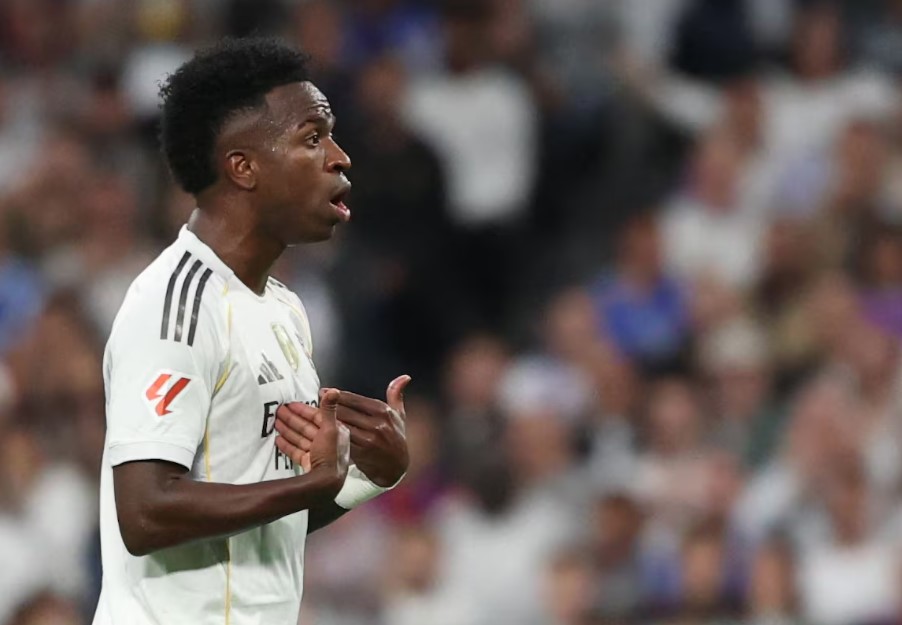 Vini Jr. não aprovou sua substituição por Xabi Alonso no segundo tempo de duelo com o Barcelona.
