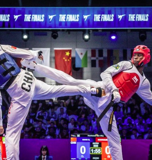 Henrique Marques (esquerda) conquistou a medalha de ouro no Mundial de Taekwondo.