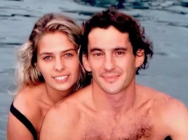 Adriane Galisteu e Ayrton Senna foram namorados de 1993 até a morte do piloto, em 1994.