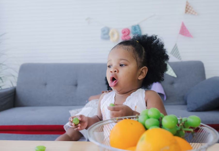 Principais sinais de engasgo em crianças são agitação, tentativa de tosse, choro sem som, vermelhidão do rosto e mudança da cor da boca.