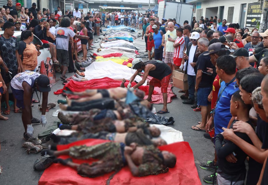 Corpos de mortos em megaoperação da polícia na zona norte do Rio; alguns cadáveres estavam com roupas camufladas.