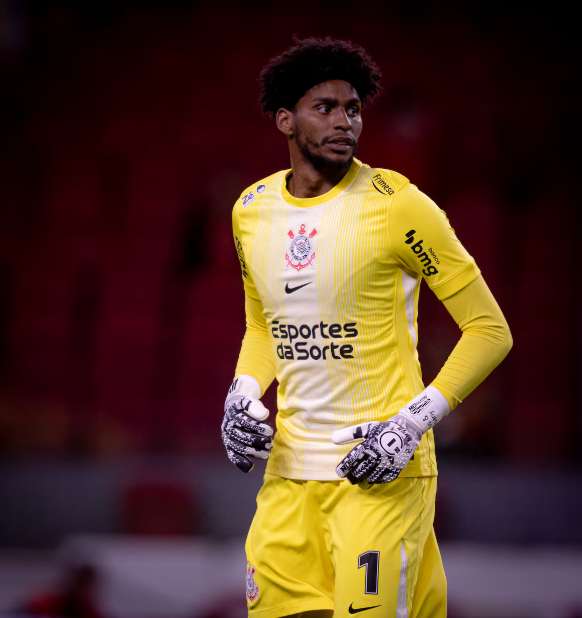 Hugo Souza será desfalque do Corinthians com titularidade na seleção brasileira.